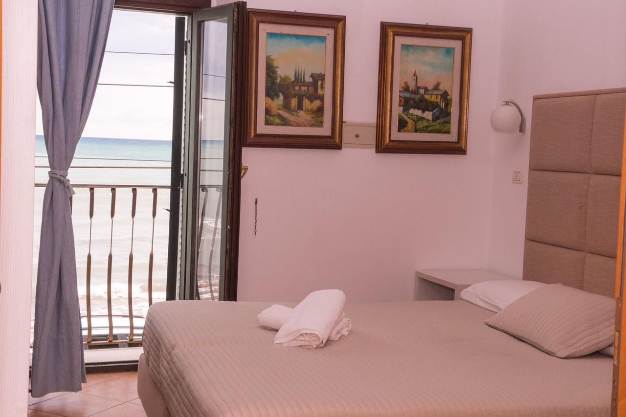 Hotel Villa A Mare Rodi Garganico Exteriör bild